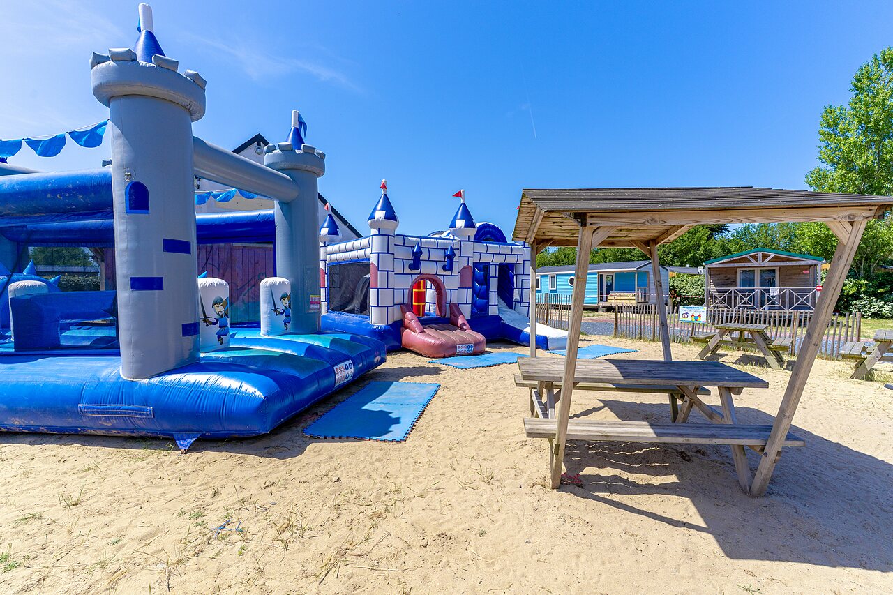 Jeux gonflables pour enfants au camping CAPFUN Golf � SAINT JEAN DE LA RIVIERE (50).