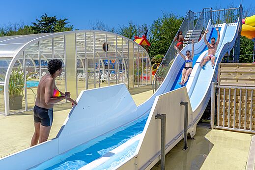 Toboggans aquatiques et piscine couverte au camping CAPFUN Golf � SAINT JEAN DE LA RIVIERE.
