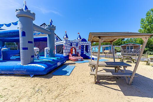Ch�teaux gonflables au camping CAPFUN Golf � SAINT JEAN DE LA RIVIERE (50).