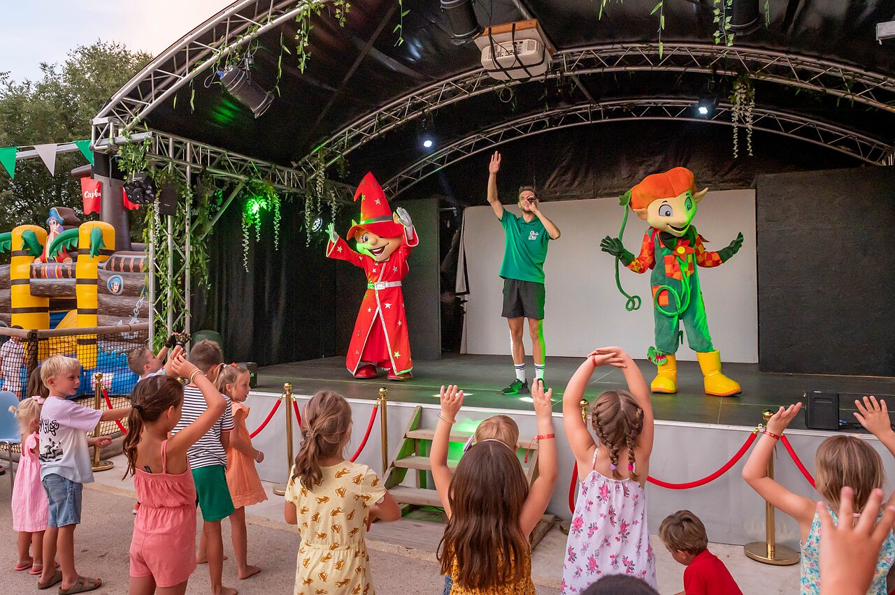 Spectacle mascottes et enfants au camping CLICOCHIC Gorges du Gardon � VERS PONT DU GARD (30).