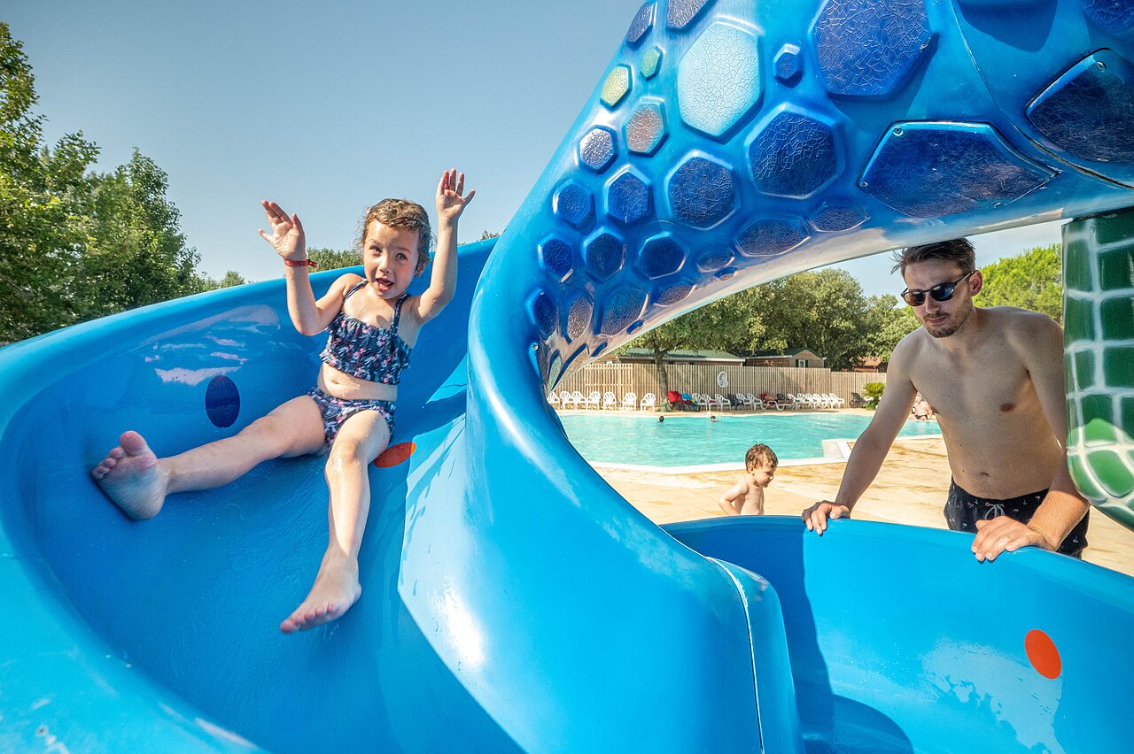 Toboggan aquatique bleu, enfant, piscine au camping CLICOCHIC Gorges du Gardon (30).