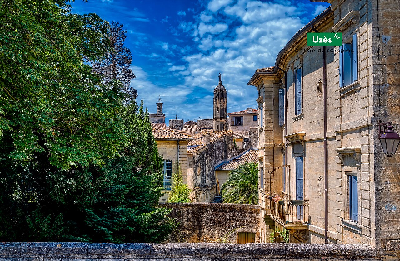 Ville historique d'Uz�s avec ses toits et sa tour, � visiter pr�s du Gard.