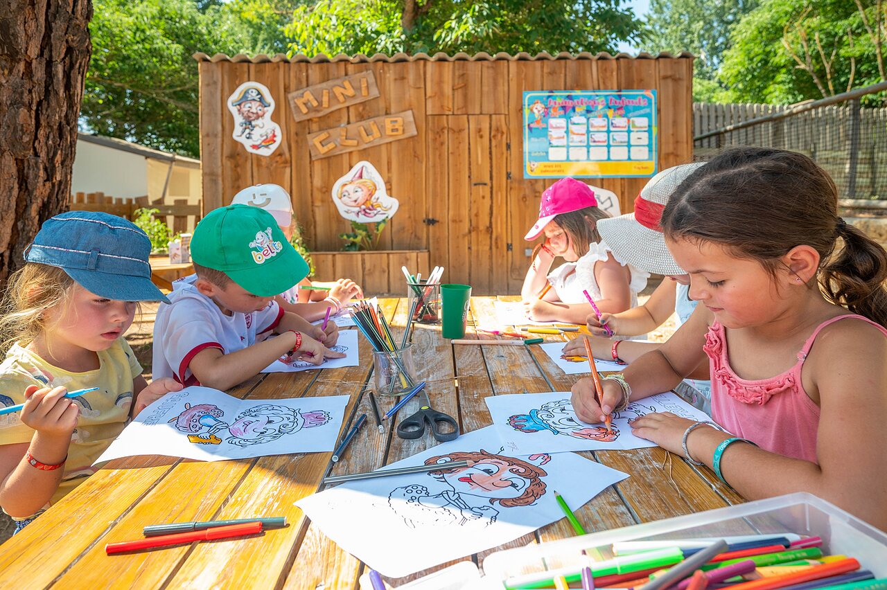 Mini Club enfants, camping CLICOCHIC Gorges du Gardon � VERS PONT DU GARD (30).