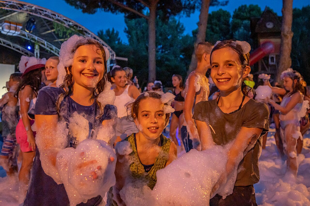 Enfants joyeux � la soir�e mousse du camping CLICOCHIC Gorges du Gardon (30).