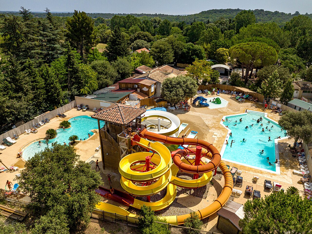 Toboggans aquatiques, piscines multiples au camping CLICOCHIC Gorges du Gardon � VERS PONT DU GARD (30).