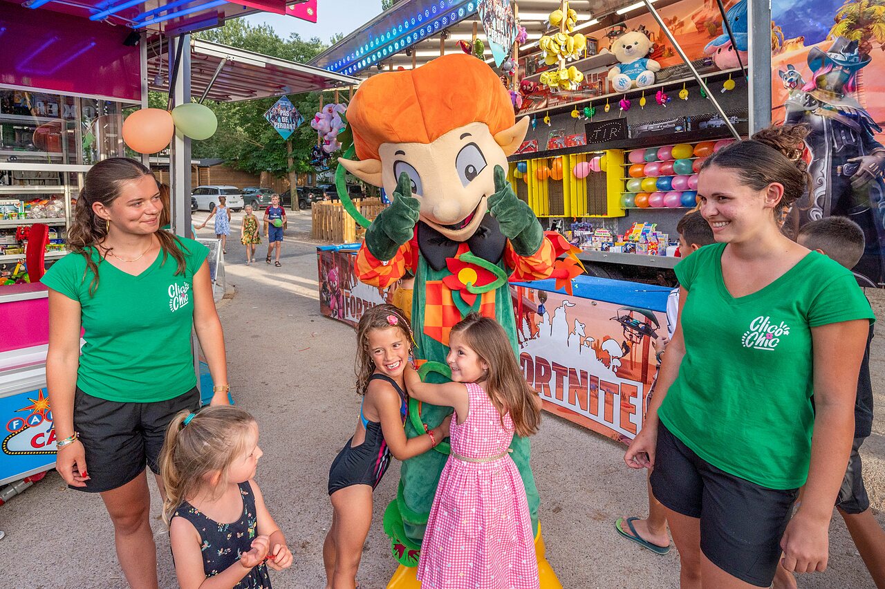 Mascotte, jeux enfants au camping CLICOCHIC Gorges du Gardon � VERS PONT DU GARD (30).