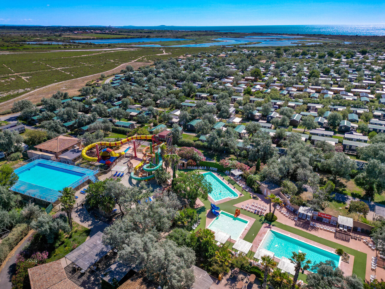 Vue a�rienne du parc aquatique, piscines et Mobil-homes au camping CAPFUN Grande Cosse � Saint Pierre la Mer (11).