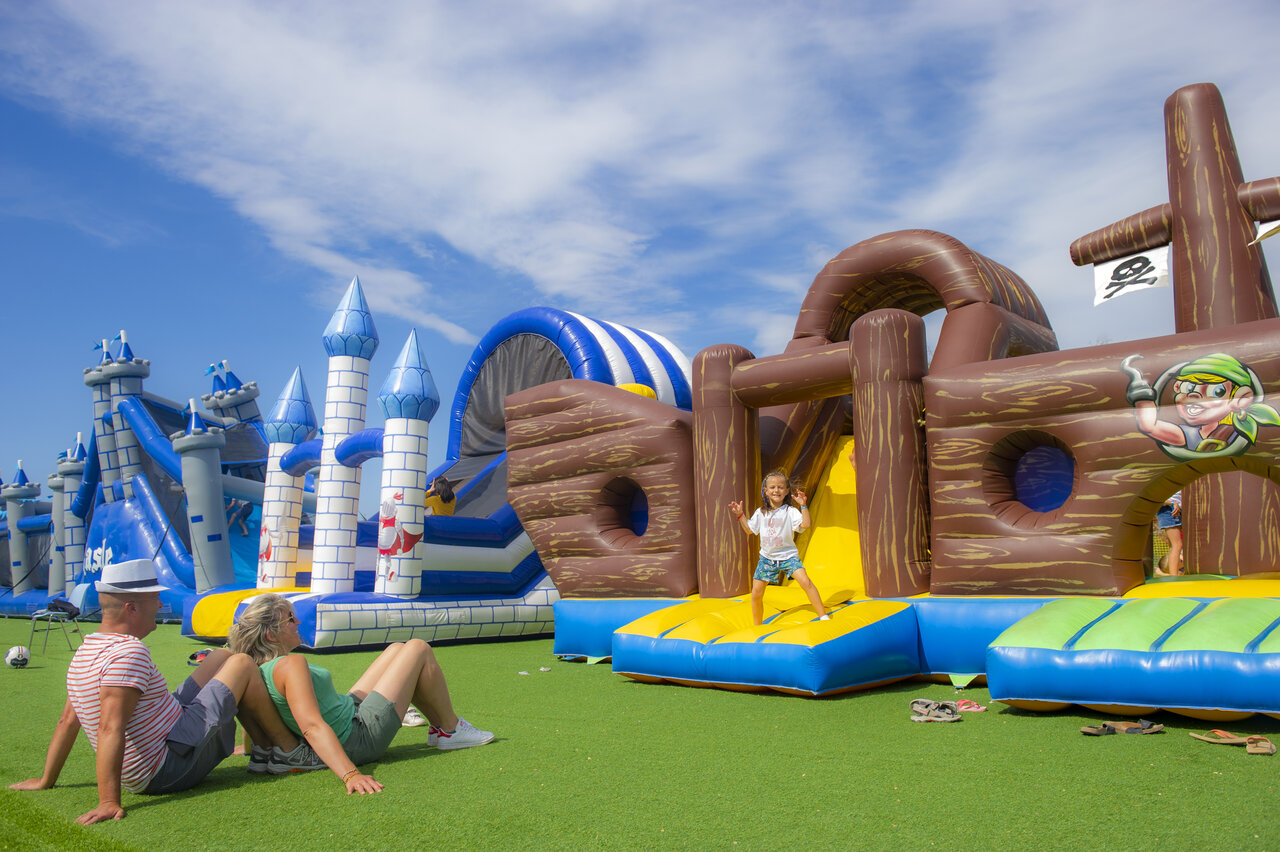Jeux gonflables g�ants, ch�teau et bateau pirate, au camping CAPFUN Grande Cosse � Saint Pierre la Mer (11).