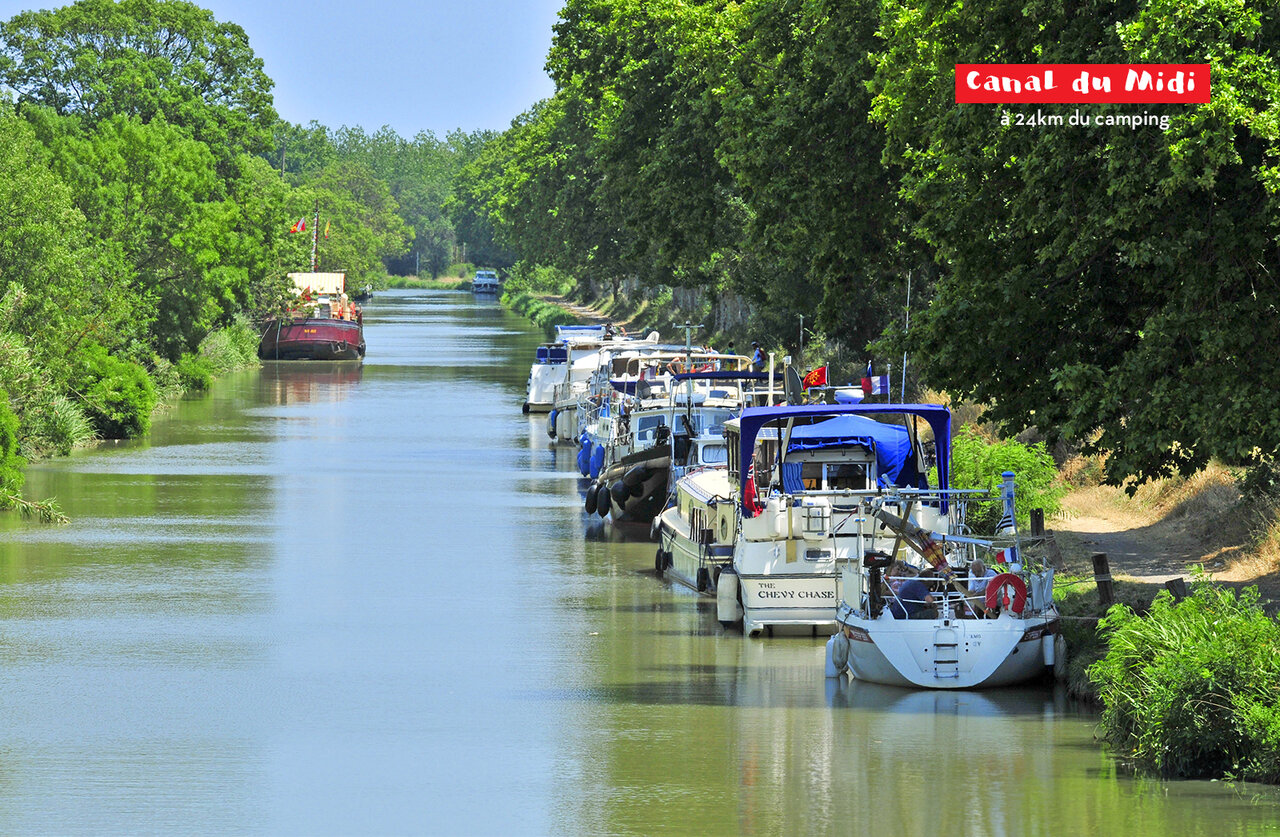 Canal du Midi, p�niches amarr�es, nature luxuriante, lieu � visiter pr�s du camping.