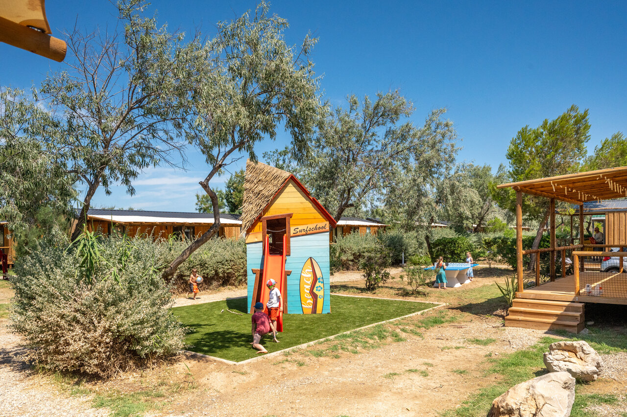 Aire de jeux enfants, toboggan, table ping-pong au camping CAPFUN Grande Cosse � Saint Pierre la Mer.