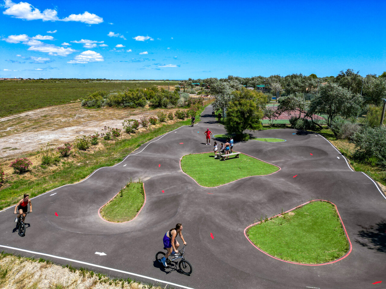 Pump track et cyclistes au camping CAPFUN Grande Cosse � Saint Pierre la Mer (11).