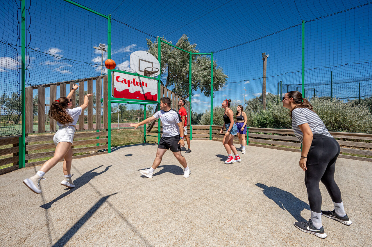Terrain de basketball avec jeunes jouant au camping CAPFUN Grande Cosse � Saint Pierre la Mer.