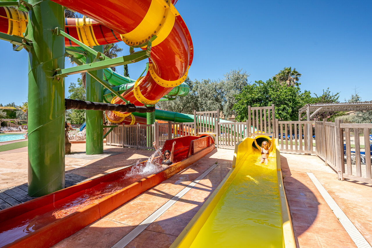 Toboggans aquatiques color�s et personnes s'amusant au camping CAPFUN Grande Cosse � Saint Pierre la Mer (11).