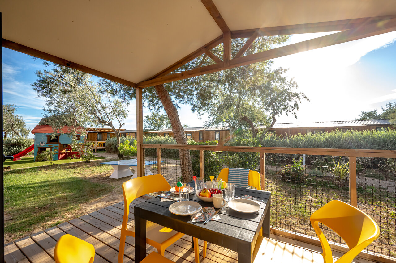 Terrasse de Mobil-home avec table et jeux enfants au camping CAPFUN Grande Cosse (11).