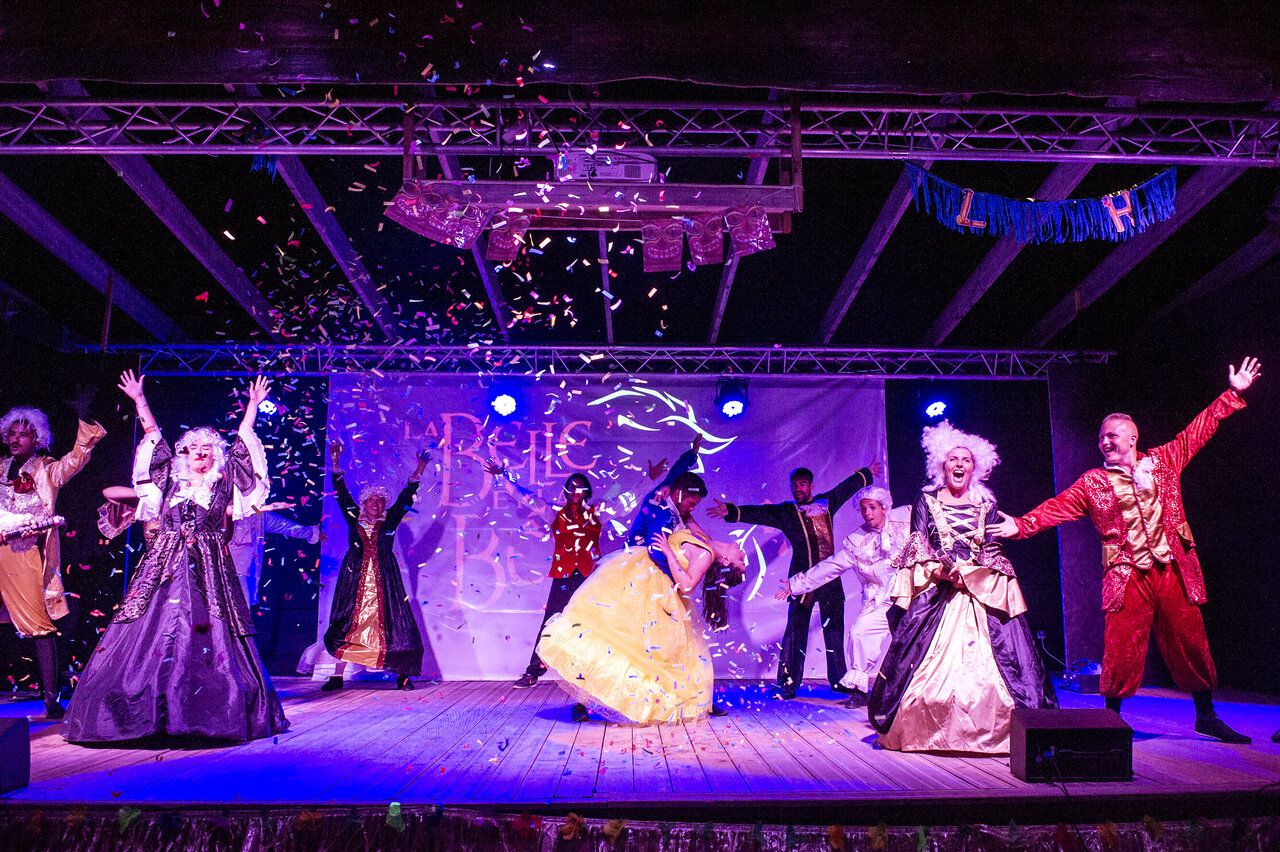 Spectacle de danseurs costum�s avec confettis sur sc�ne au camping CAPFUN Grande Cosse.