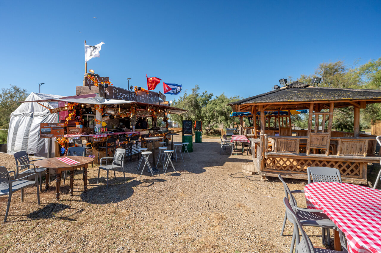Restaurant pizzeria ext�rieur avec tables et chaises au camping CAPFUN Grande Cosse � Saint Pierre la Mer (11).