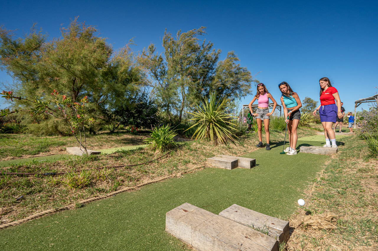 Mini-golf pour jeunes au camping CAPFUN Grande Cosse � Saint Pierre la Mer (11).