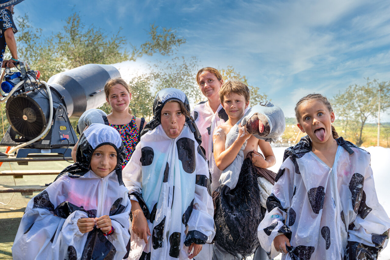 Enfants d�guis�s � la f�te de la mousse au camping CAPFUN Grande Cosse.