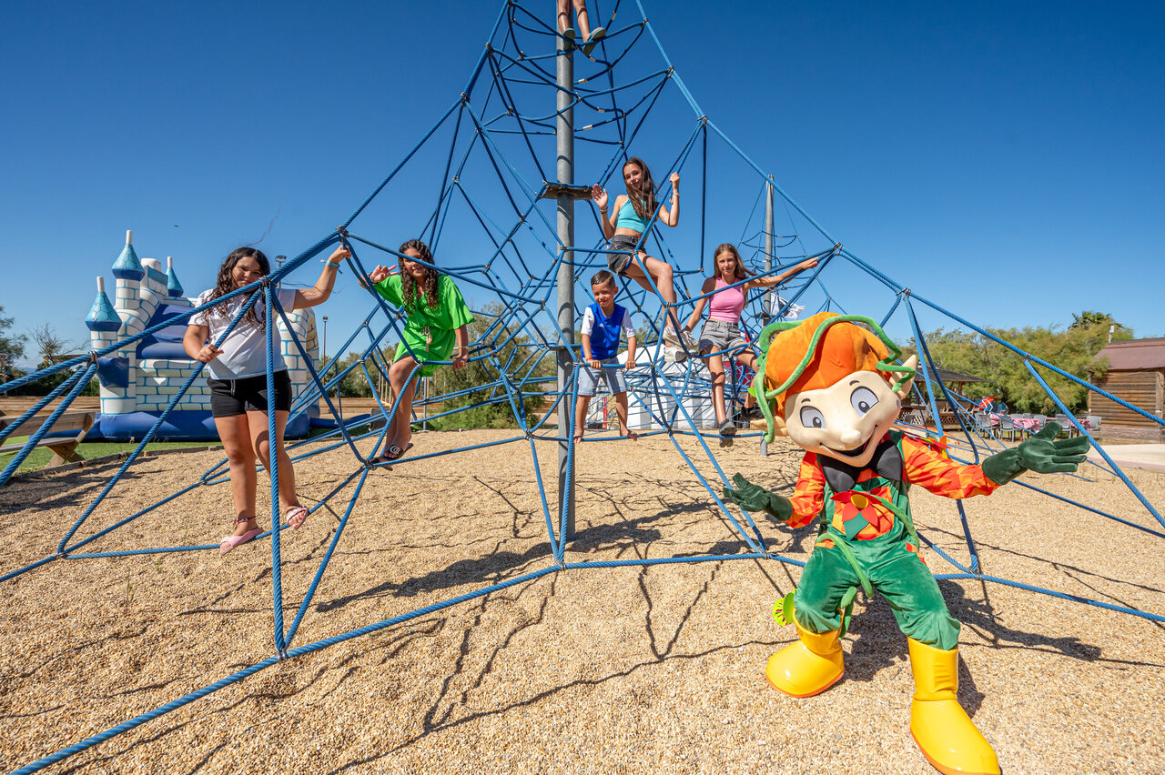 Enfants sur structure d'escalade et mascotte au camping CAPFUN Grande Cosse � Saint Pierre la Mer.