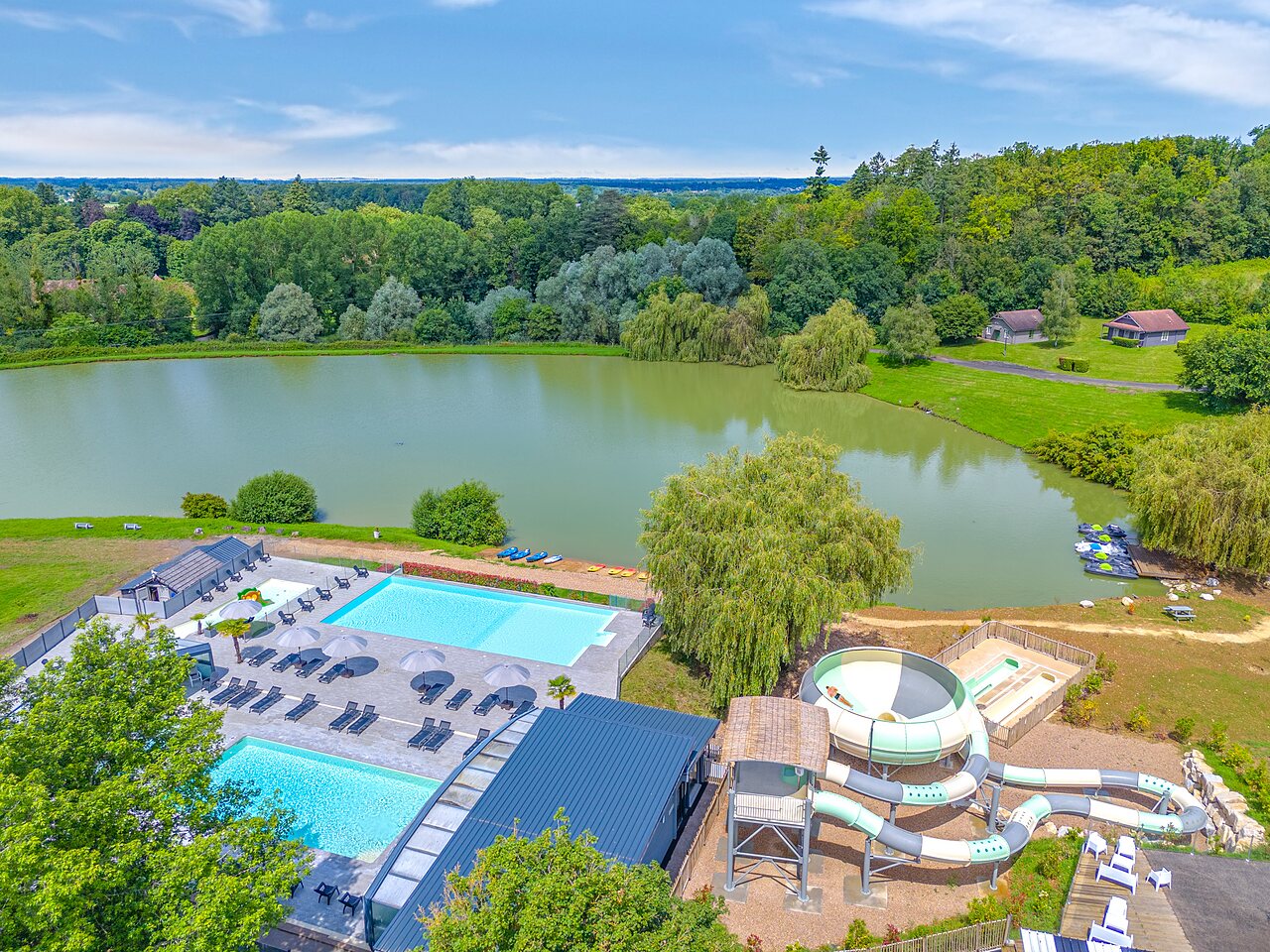 Piscines, toboggan aquatique et lac au camping CAPFUN Grand Cerf � Gimouille (58).