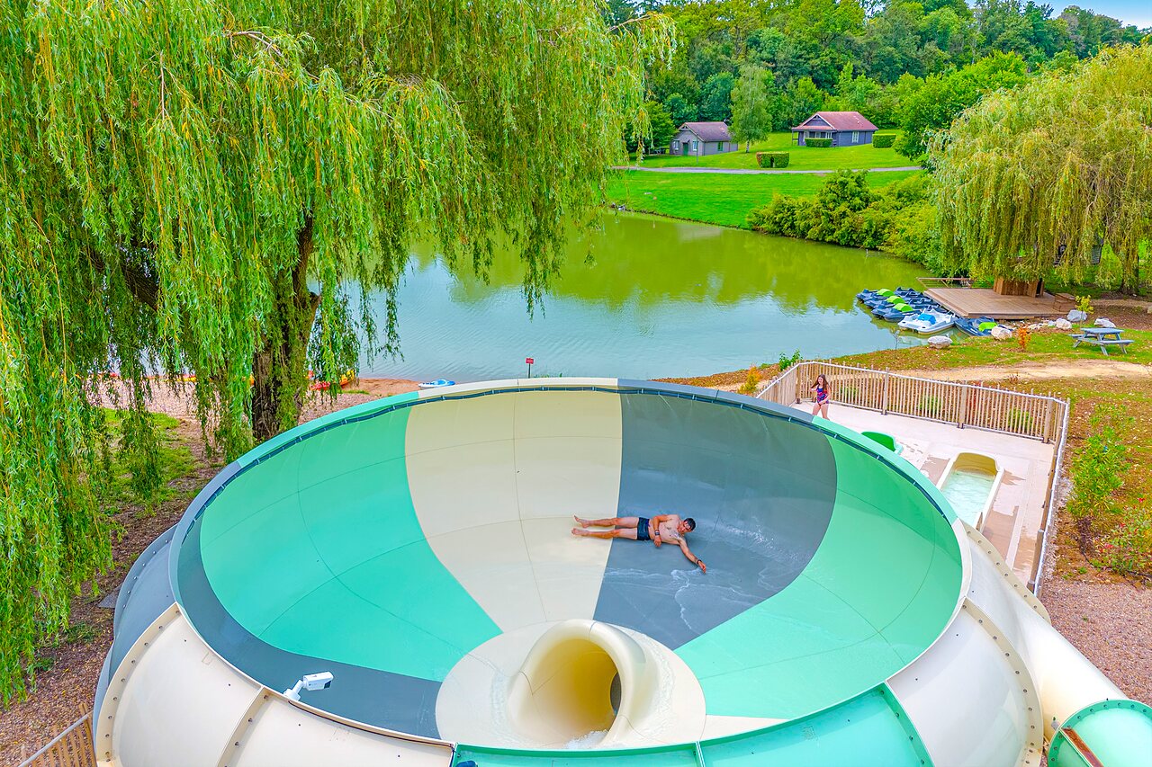 Toboggan aquatique, lac et nature au camping CAPFUN Grand Cerf � Gimouille (58).