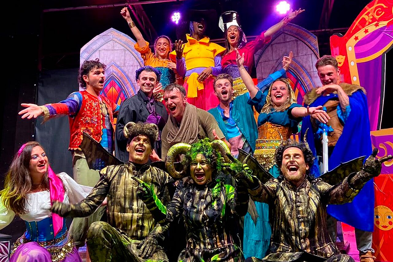 Troupe d'artistes costum�s sur sc�ne, spectacle vivant au camping CAPFUN Grand Cerf � Gimouille.