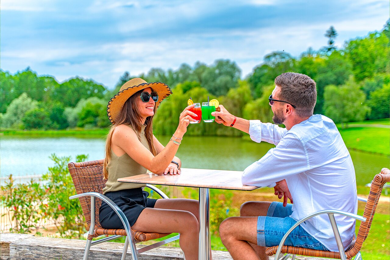 Bar, cocktails, lac au camping CAPFUN Grand Cerf � Gimouille (58).