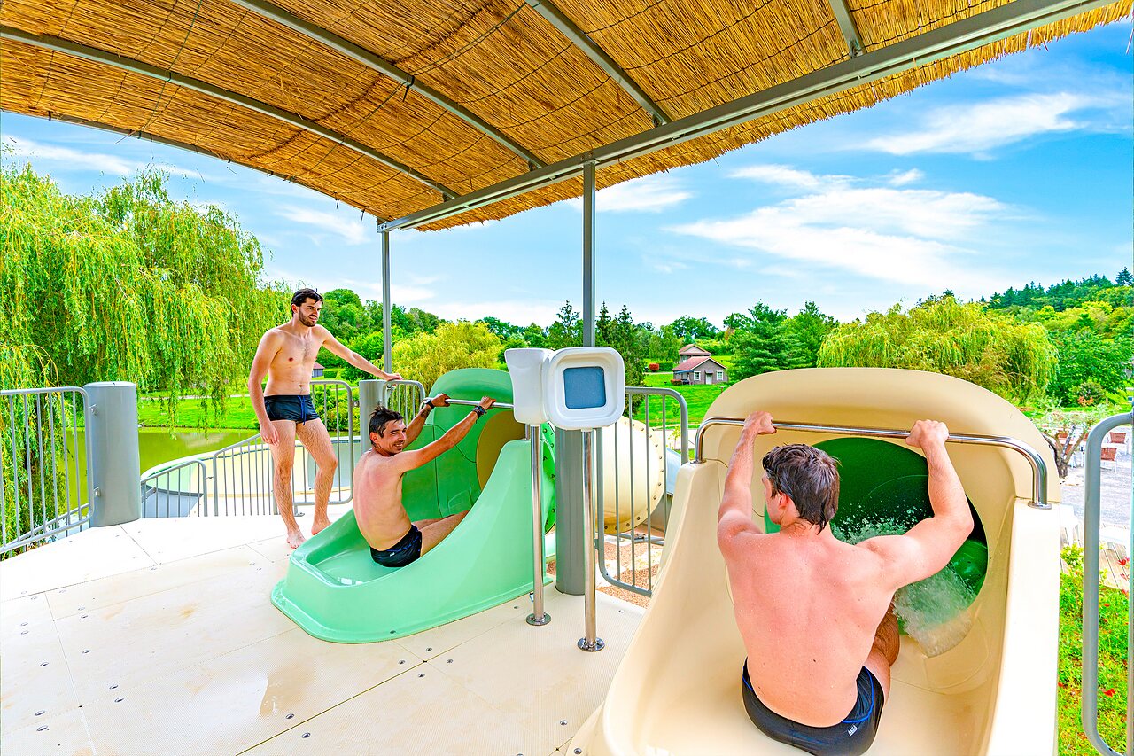 Toboggans aquatiques et hommes s'amusant au camping CAPFUN Grand Cerf � Gimouille (58).