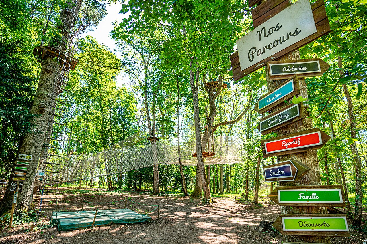 Parcours accrobranche, filets et tyroliennes au camping CAPFUN Grand Cerf � Gimouille (58).