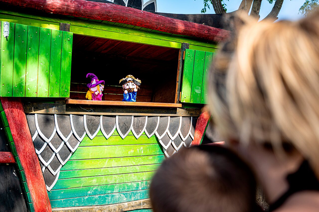 Spectacle de marionnettes avec sorci�re et pirate au camping CAPFUN Grand Cerf � Gimouille (58).