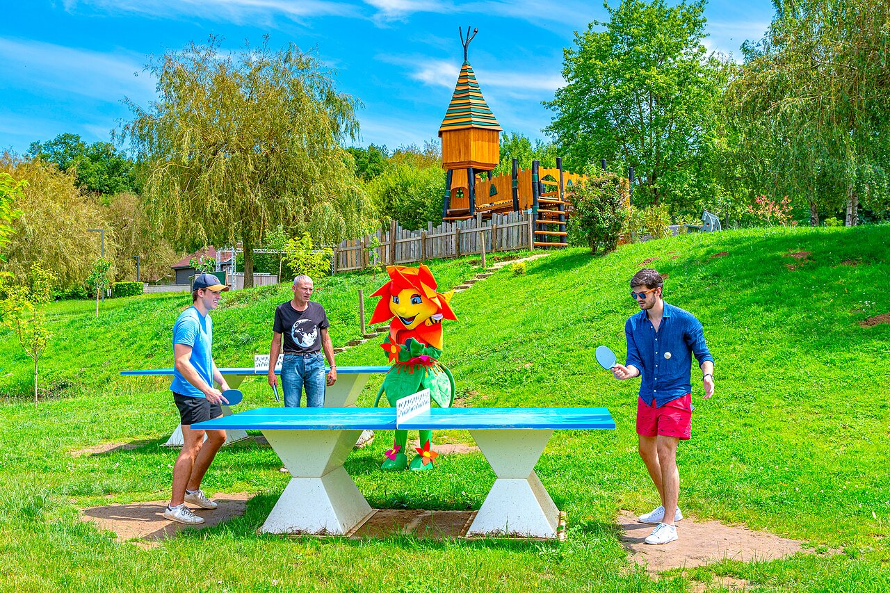 Tennis de table et mascotte au camping CAPFUN Grand Cerf � Gimouille (58).