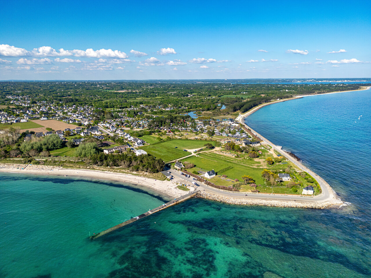 Littoral, plage et mer turquoise au camping CAPFUN Grand Large � FOUESNANT (29).