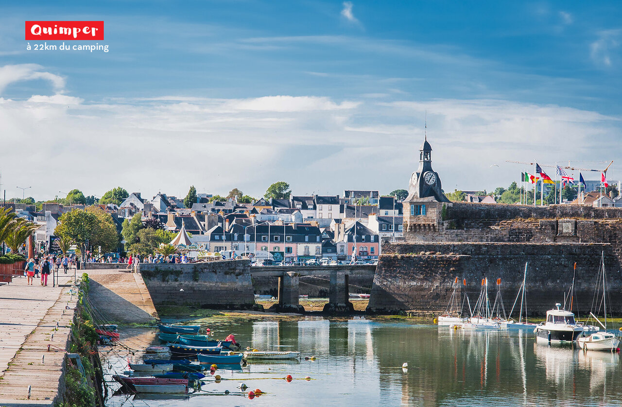 Quimper, ville historique de Bretagne, port, bateaux et tour de l'horloge.