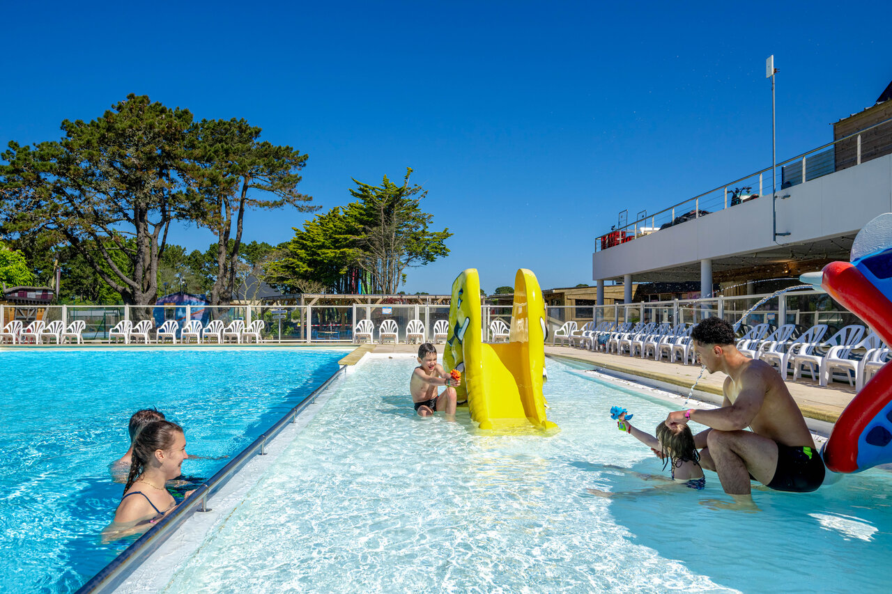 Piscine ext�rieure et toboggan au camping CAPFUN Grand Large � FOUESNANT.