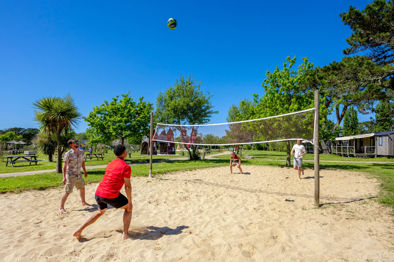Beach-volley sur terrain de sable au camping CAPFUN Grand Large � FOUESNANT.