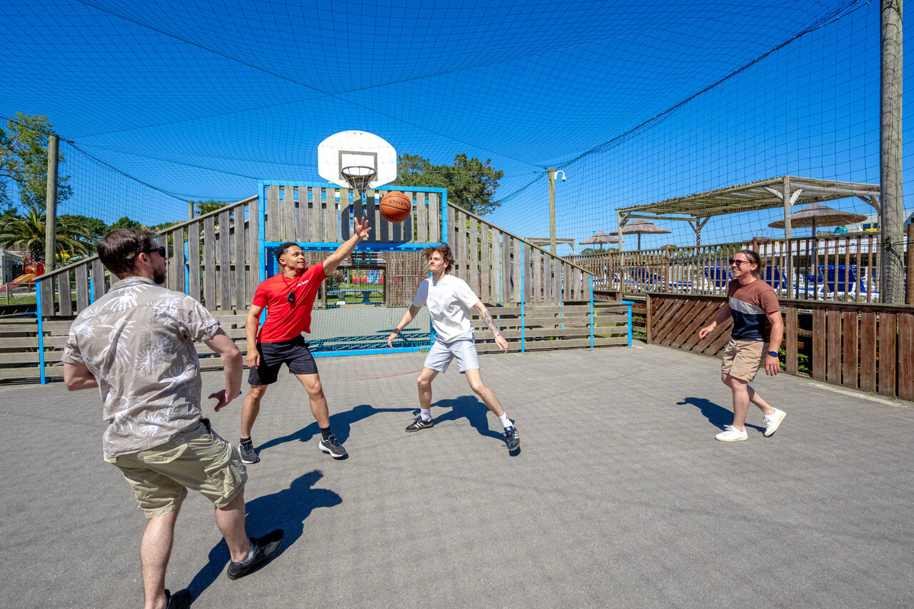 Joueurs de basketball sur terrain multisport au camping CAPFUN Grand Large � FOUESNANT (29).