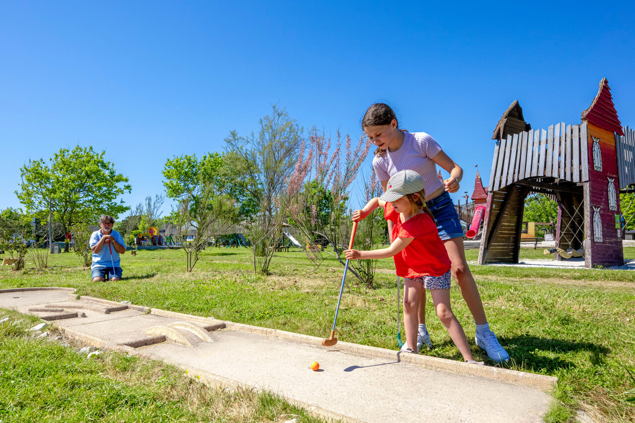 Mini-golf familial et aire de jeux au camping CAPFUN Grand Large � FOUESNANT.