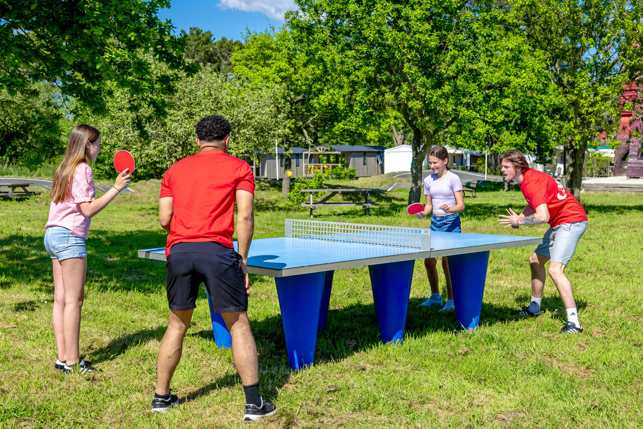 Partie de ping-pong ext�rieure pour jeunes au CAPFUN Grand Large, FOUESNANT (29).