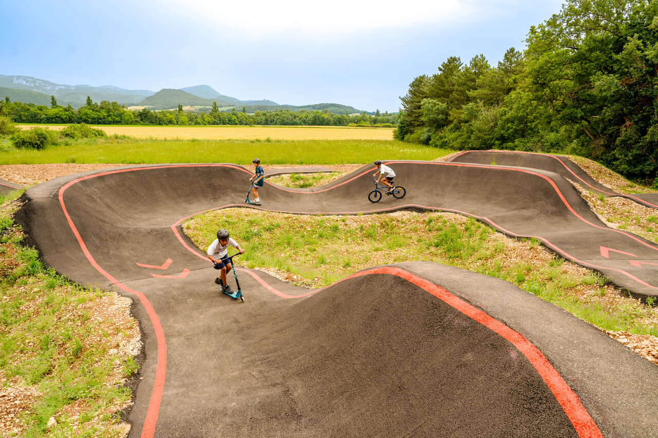 Pump track enfants au camping CAPFUN Grand Lierne � CHATEAUDOUBLE (26).