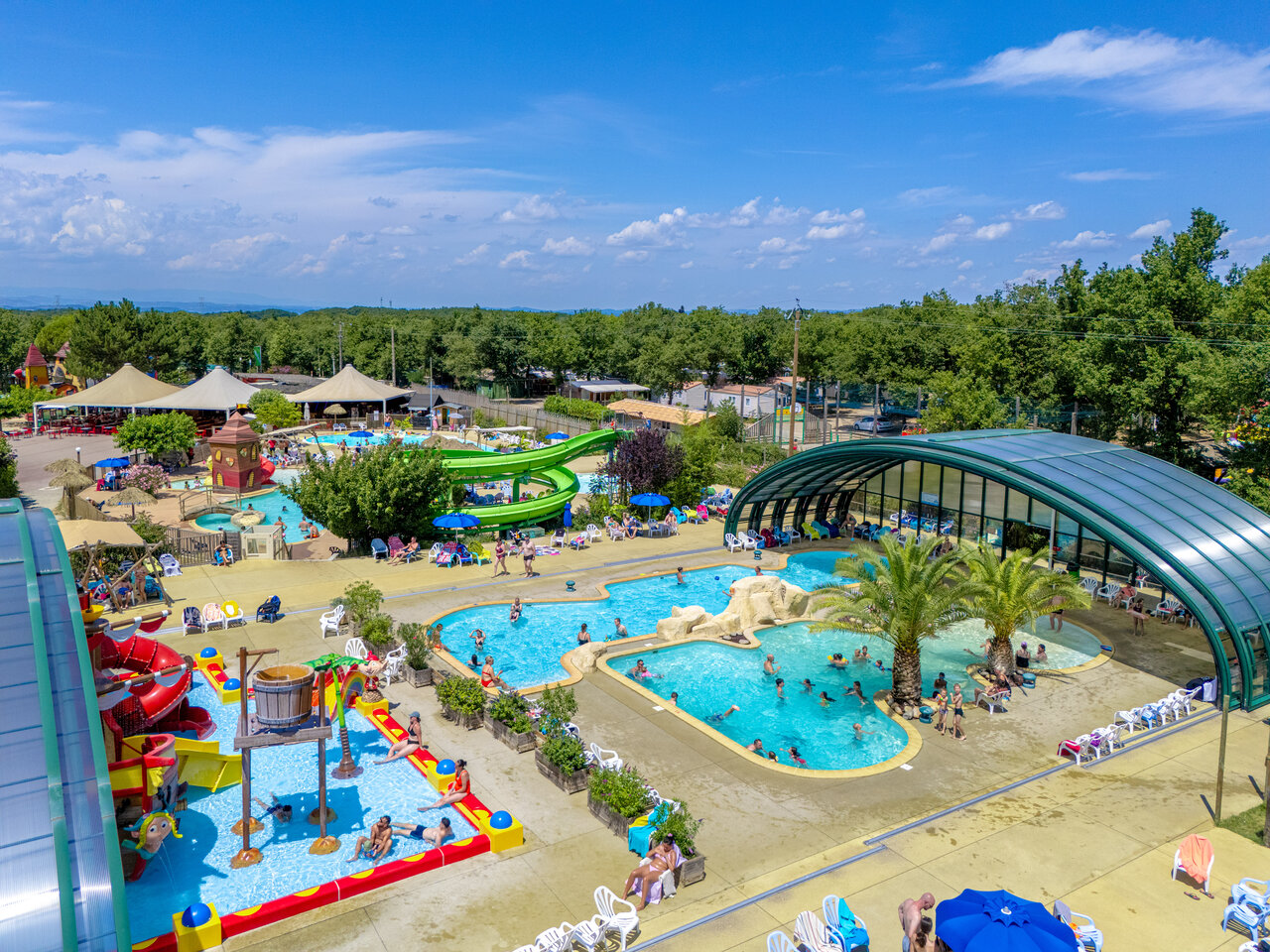 Piscines, toboggans et piscine couverte au camping CAPFUN Grand Lierne � CHATEAUDOUBLE (26).
