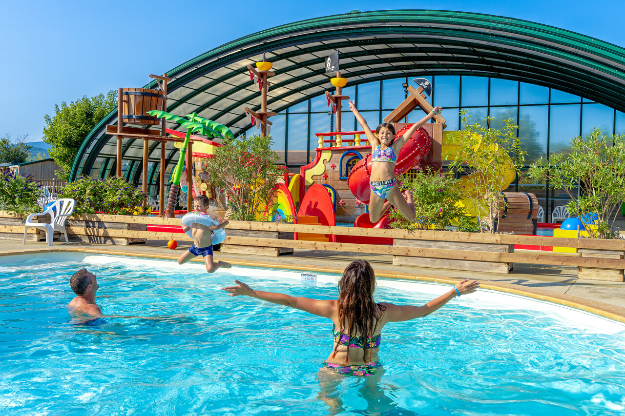 Piscine ext�rieure, jeux aquatiques et toboggans au CAPFUN Grand Lierne � CHATEAUDOUBLE.