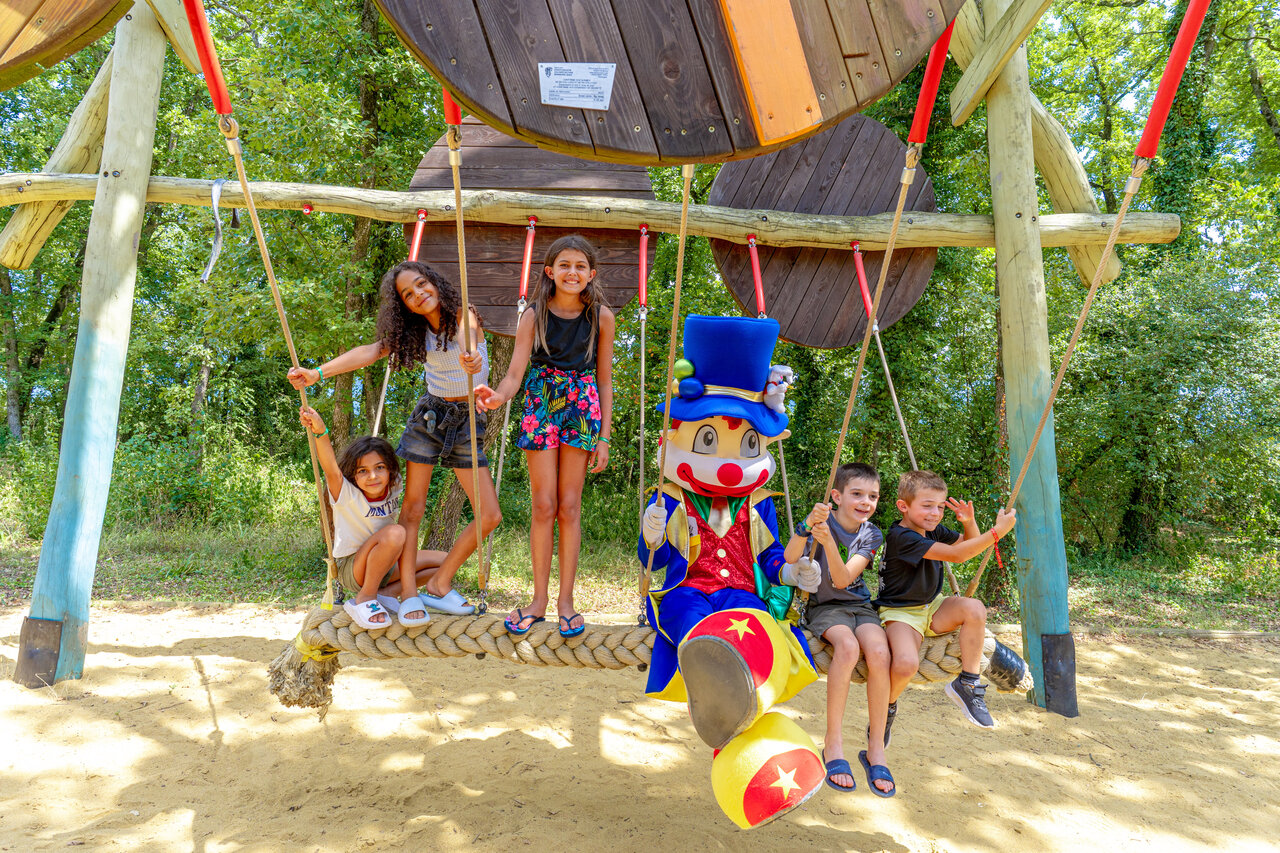 Enfants et mascotte sur balan�oire aire de jeux CAPFUN Grand Lierne CHATEAUDOUBLE (26).