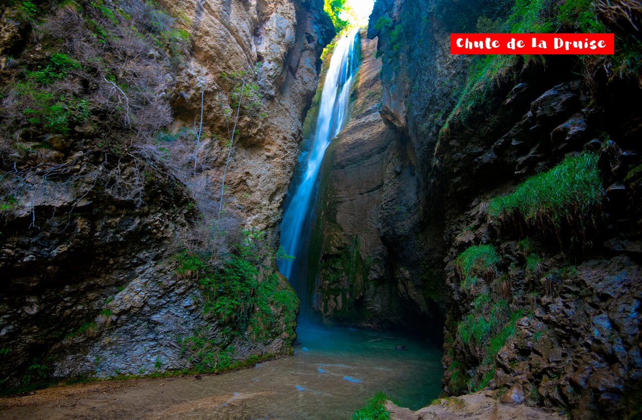 Impressionnante Chute de la Druise, cascade naturelle majestueuse pr�s de CHATEAUDOUBLE (26).