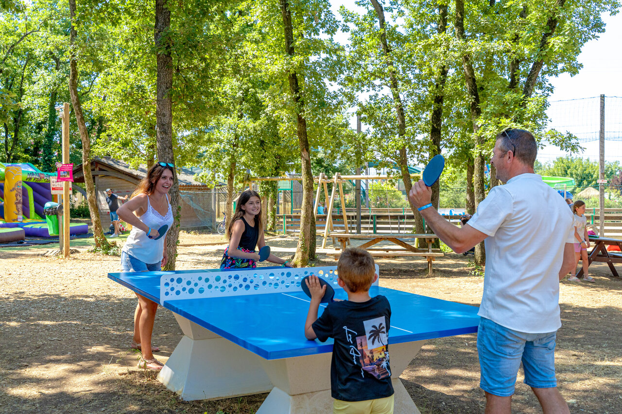 Famille jouant au tennis de table en plein air, activit�s au camping CAPFUN Grand Lierne � CHATEAUDOUBLE (26).