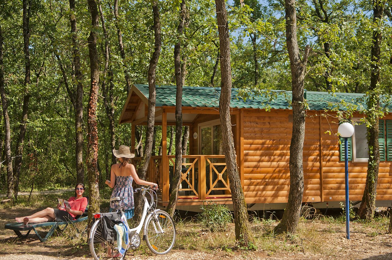 Mobil-home, vacanciers et v�lo au camping CAPFUN Grand Lierne � CHATEAUDOUBLE (26).