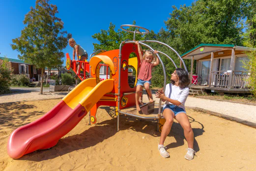 Aire de jeux colorée avec toboggans pour enfants au camping CAPFUN Grand Lierne à CHATEAUDOUBLE (26). Aire de jeux colorée avec toboggans pour enfants au camping CAPFUN Grand Lierne à CHATEAUDOUBLE (26).