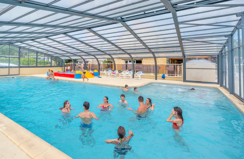 Piscine couverte avec espace jeux aquatiques pour enfants au camping VAGUES OCEANES Granges � GROLEJAC (24).