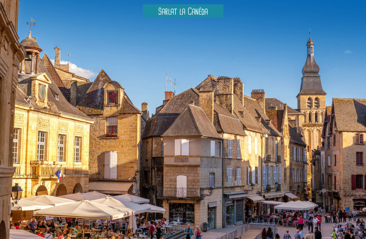Place historique anim�e de Sarlat-la-Can�da, Dordogne, avec terrasses de caf�s.