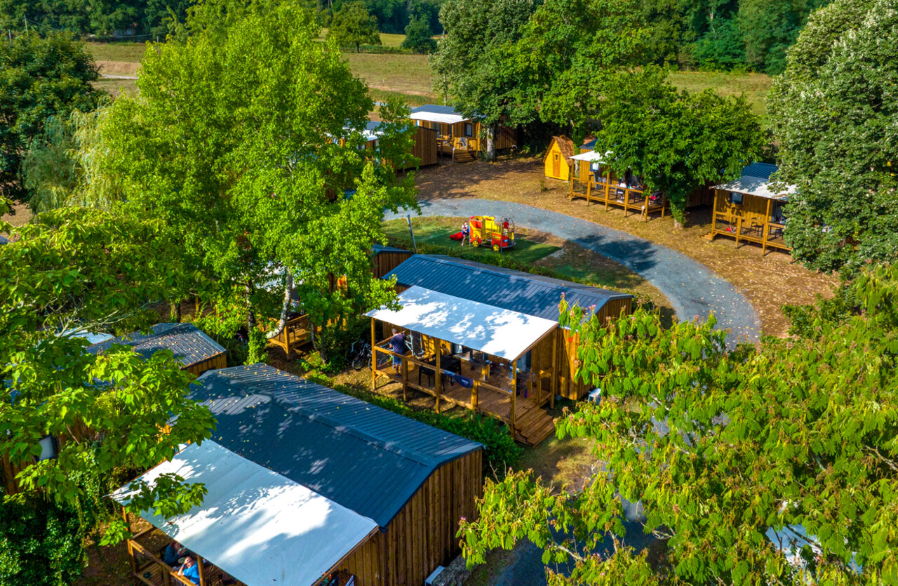 Chalets en bois avec terrasses, vue a�rienne du camping VAGUES OCEANES Granges � GROLEJAC (24).