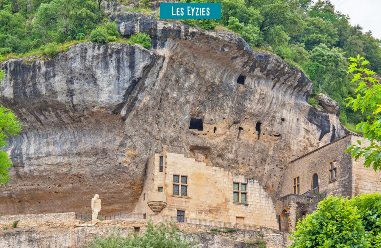 Village troglodytique des Eyzies-de-Tayac, site historique � visiter pr�s du camping.